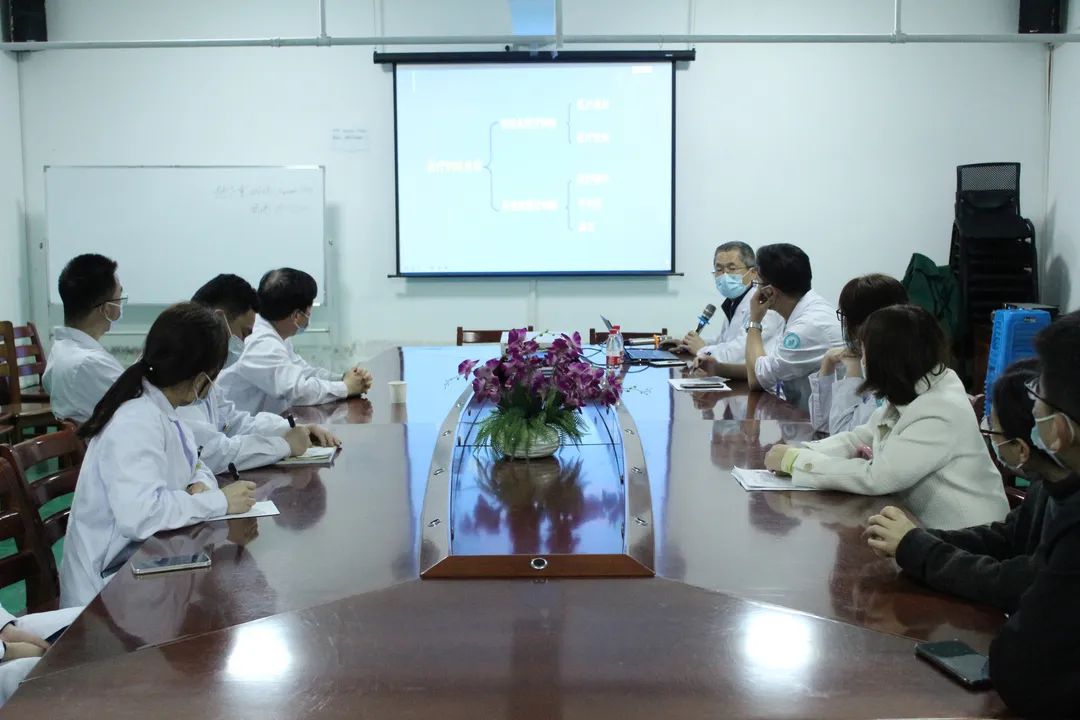 浙江省人民医院呼吸内科的严建平专家以《安全医疗与风险防范》为主题给杭州顾连通济医院培训