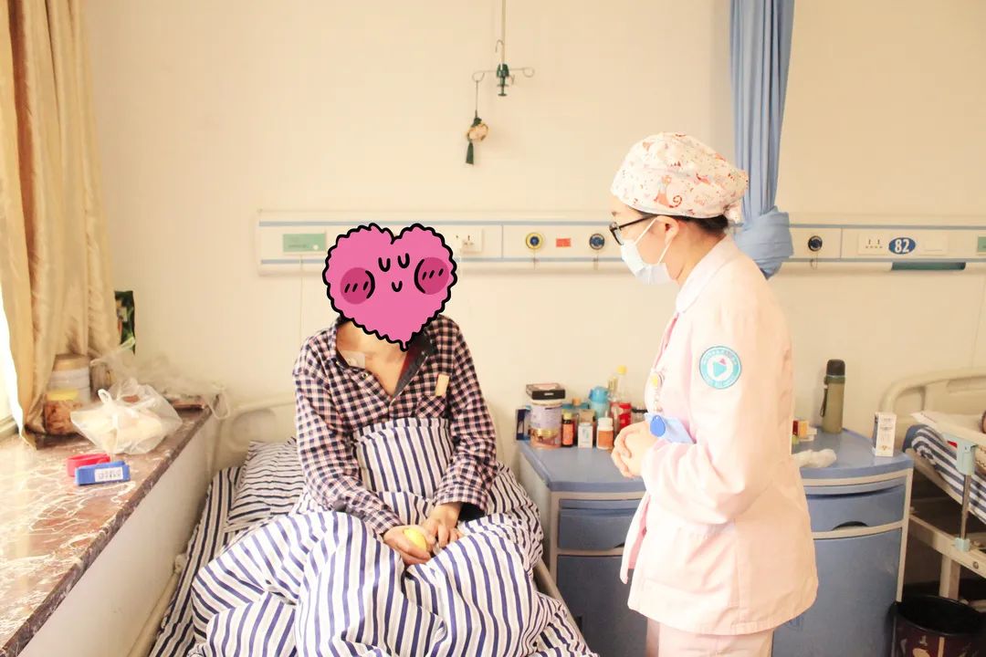 杭州顾连通济医院护士对患者进行健康宣教