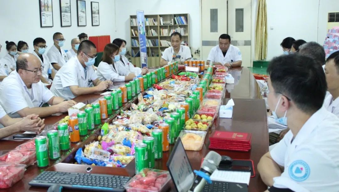 杭州顾连通济医院领导为病区医生送上礼物与祝福