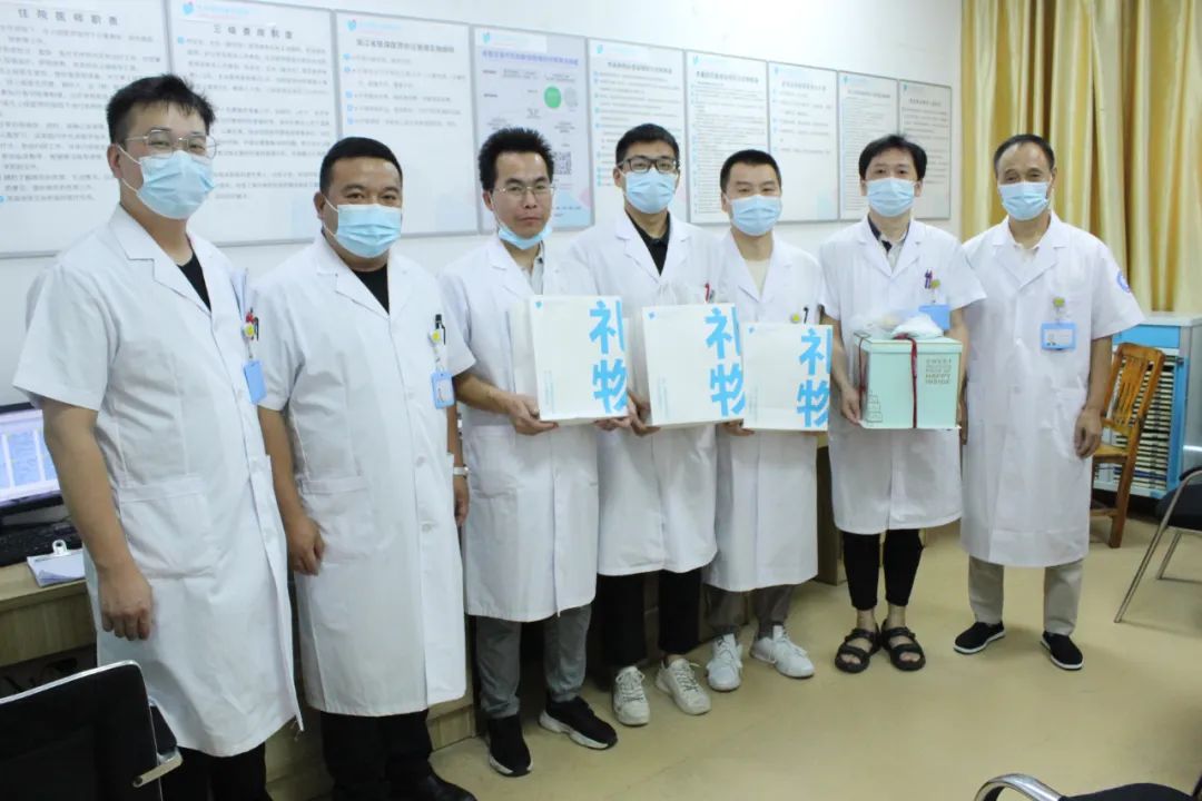 杭州顾连通济医院领导为病区医生送上礼物与祝福