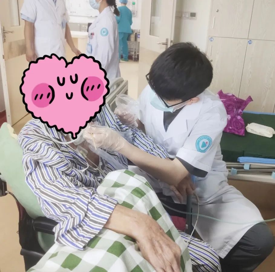 杭州顾连通济医院治疗师在给患者做床旁康复治疗
